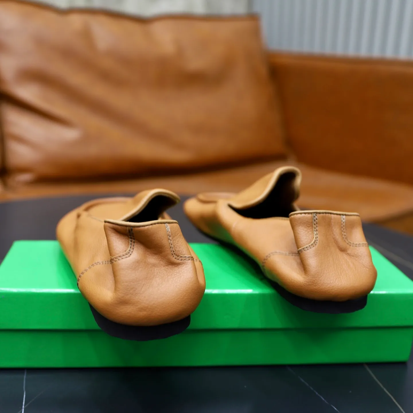 Ex-factory price: 462💰Calf lining【Bottega Veneta】BV classic men's wallet shoes. It is super convenient to carry when traveling. 👍It is made of imported soft calfskin, which is comfortable on the feet and has a luxurious cowhide lining inside. Original original rubber wear-resistant outsole. Matching code: 39-45